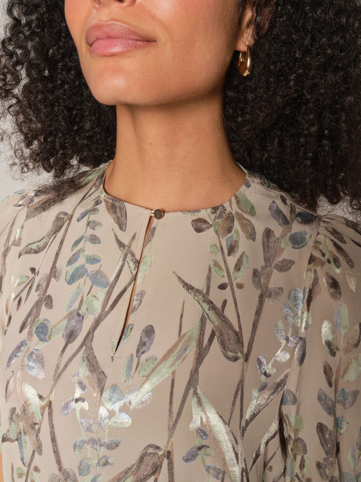 Modelshot / Feather Gray / Detail